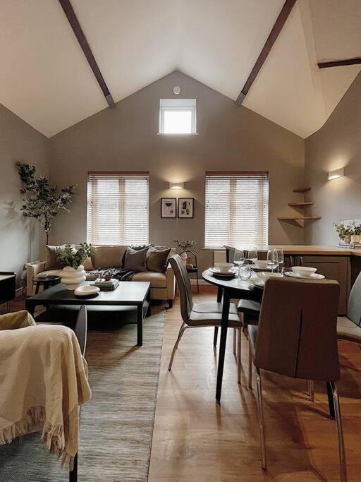 Cosy 2 Bedroom Apartment Todmorden Bagian luar foto