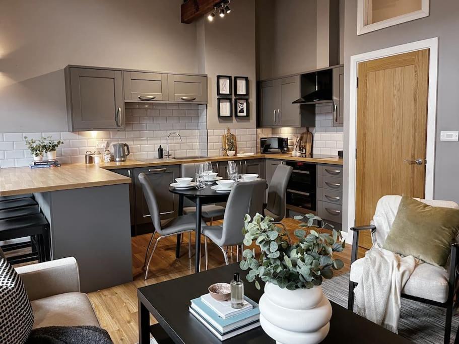 Cosy 2 Bedroom Apartment Todmorden Bagian luar foto