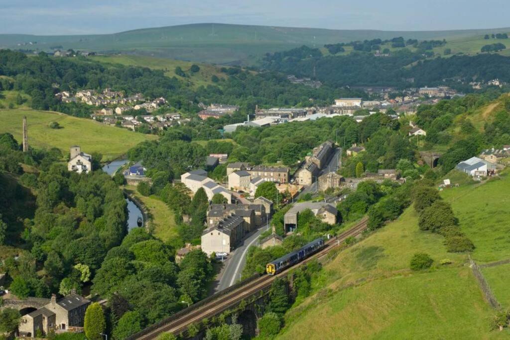 Cosy 2 Bedroom Apartment Todmorden Bagian luar foto